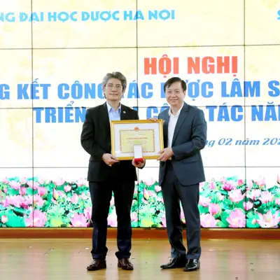 TRƯỜNG ĐẠI HỌC DƯỢC HÀ NỘI VINH DỰ ĐƯỢC TRAO TẶNG KỶ NIỆM CHƯƠNG HÙNG VƯƠNG - PHẦN THƯỞNG CAO QUÝ NHẤT CỦA TỈNH PHÚ THỌ
